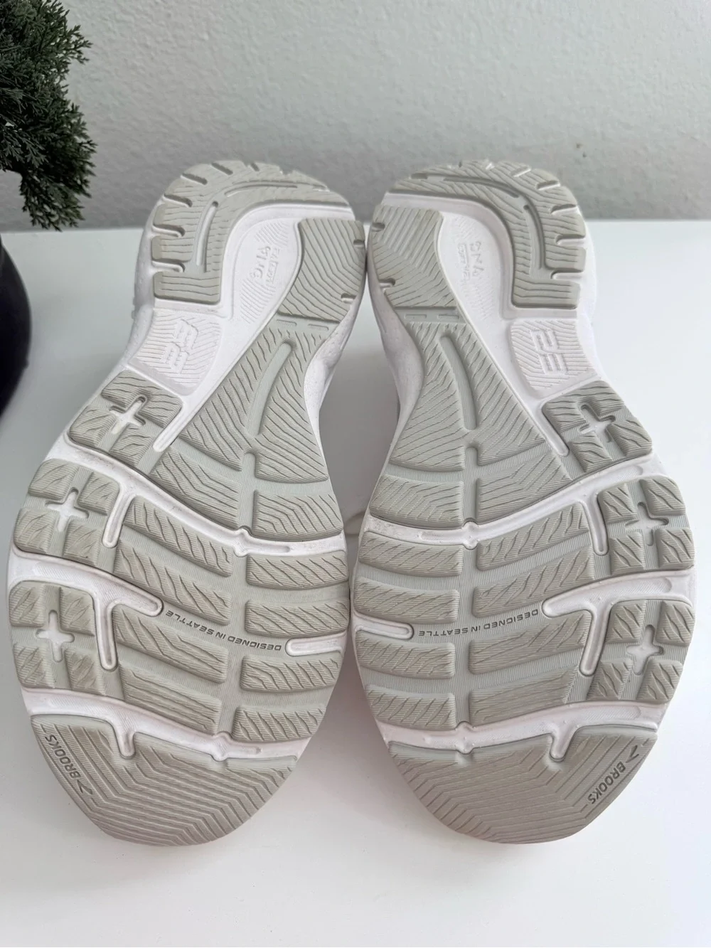 Brooks Adrenaline GTS 23 Women size 9 White and Light Gray Running Shoes - Picture 8 of 9